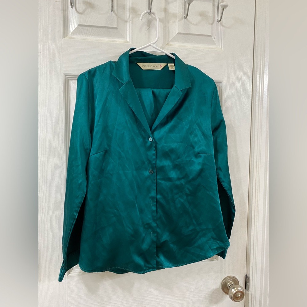 Victoria Secret lounge set.  Green, long sleeve, long pants.  Size xs.